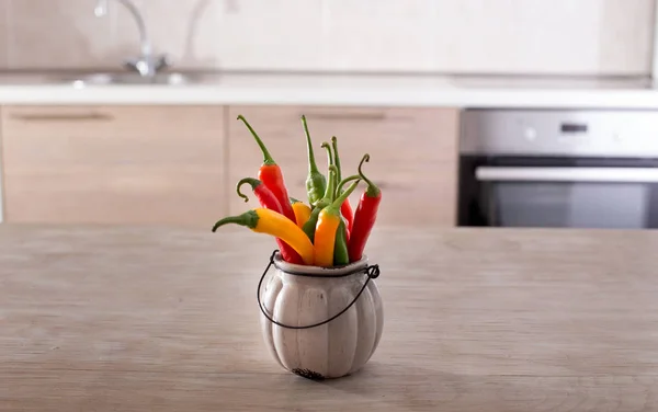 Chiles en tazón en la cocina —  Fotos de Stock