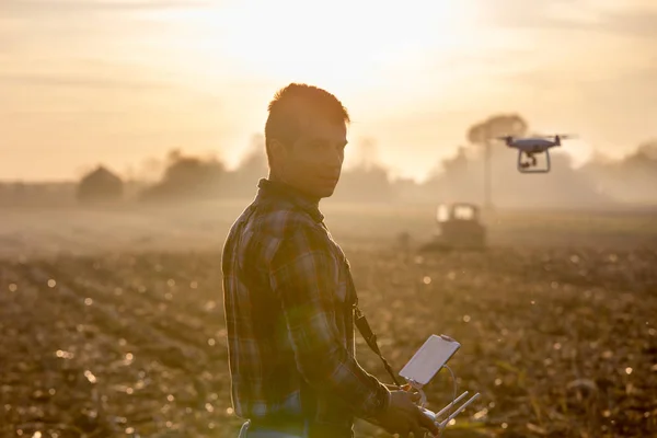 Rolnik jazdy Drone powyżej pola — Zdjęcie stockowe