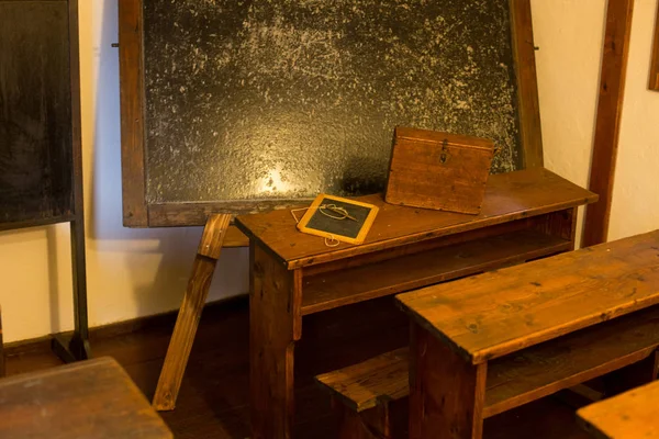 Velha sala de aula com móveis e quadro-negro — Fotografia de Stock