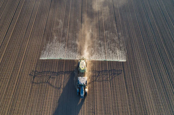 Luchtfoto van de in het veld werkende trekker — Stockfoto