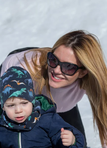 Mutter und Sohn im Schnee — Stockfoto