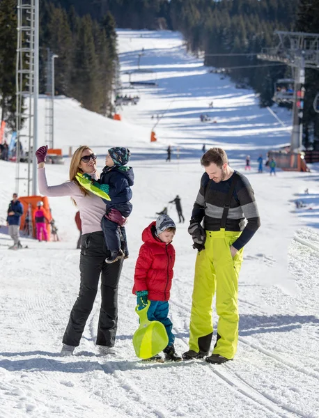 Parents avec enfantsen station de ski — Photo