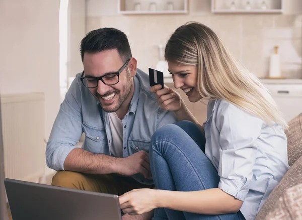 Casal jovem compras on-line em casa — Fotografia de Stock