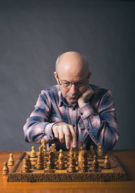 yaşlı adam satranç oynamaktan