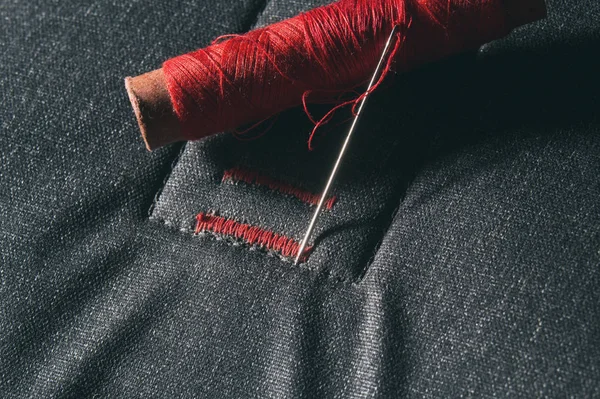 Roter Faden auf grauem Textil — Stockfoto