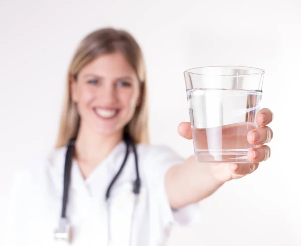 Doctor advising glass of water — Stockfoto