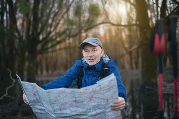 Wanderer mit Karte im Wald — Stockfoto