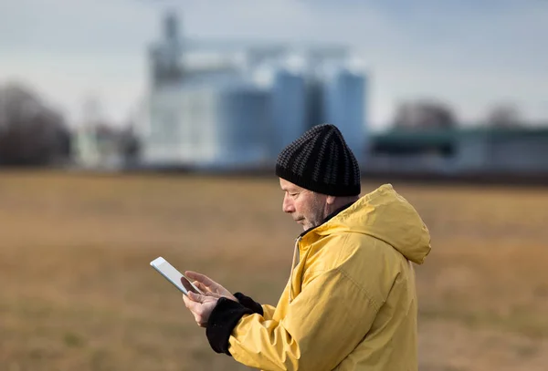 Agricoltore con tablet in campo — Foto Stock