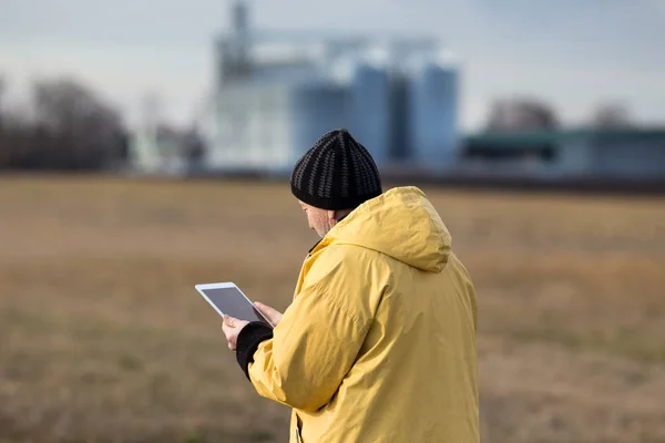 Agricoltore con tablet in campo — Foto Stock