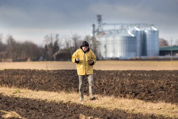 Agricultor con tableta en campo — Foto de Stock