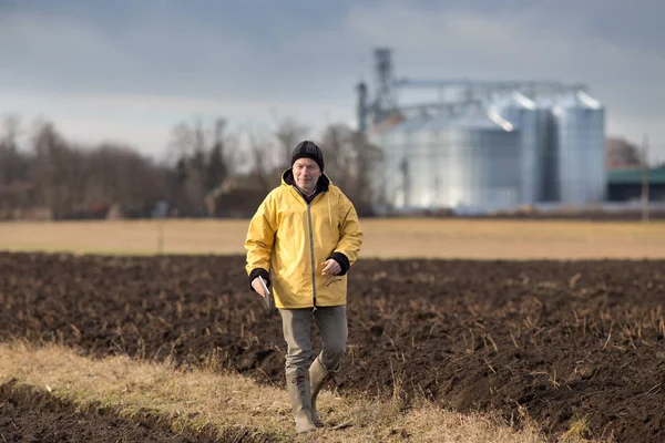 Agricultor com comprimido no campo — Fotografia de Stock