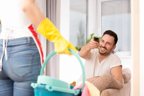 Luie Man Met Afstandsbediening Proberen Kijken Achter Vrouw Die Het — Stockfoto