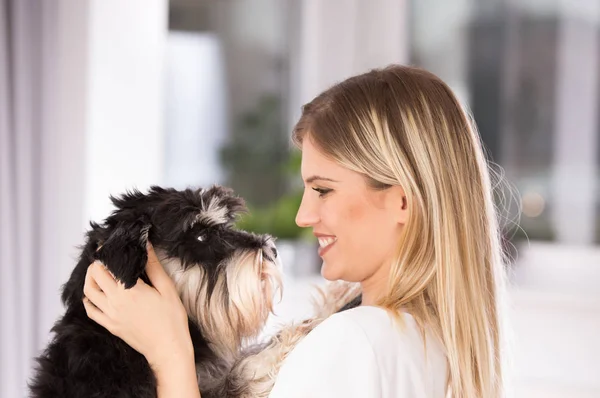Woman veterinarian holding dog — Stock Photo, Image