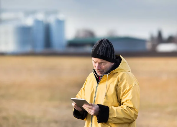 Agricoltore con tablet in campo — Foto Stock