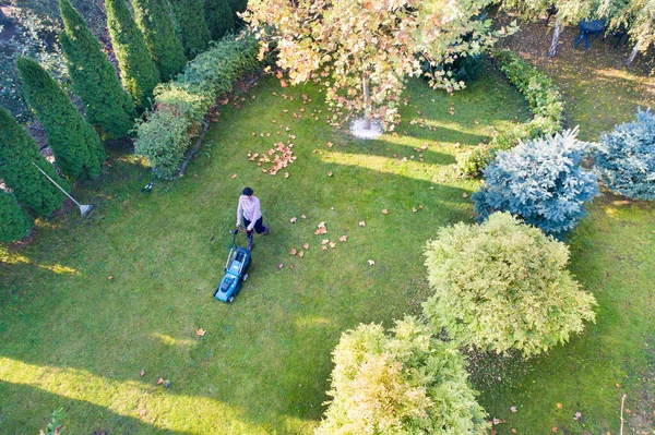 Vista Aérea Niña Cortando Césped Patio Trasero Disparar Desde Dron — Foto de Stock