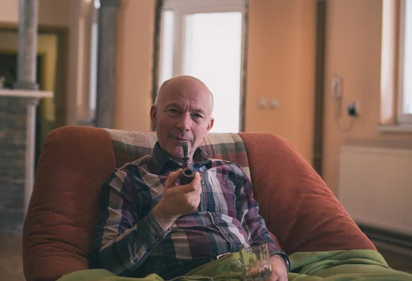 Homme Assis Dans Fauteuil Maison Buvant Bière Fumant — Photo