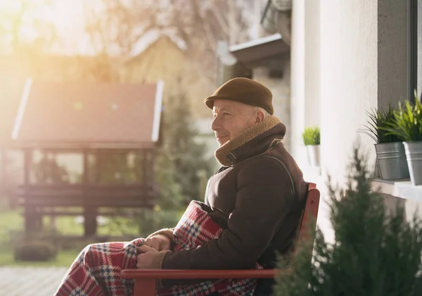 Älterer Mann Sitzt Auf Bank Mit Decke Auf Veranda Und — Stockfoto