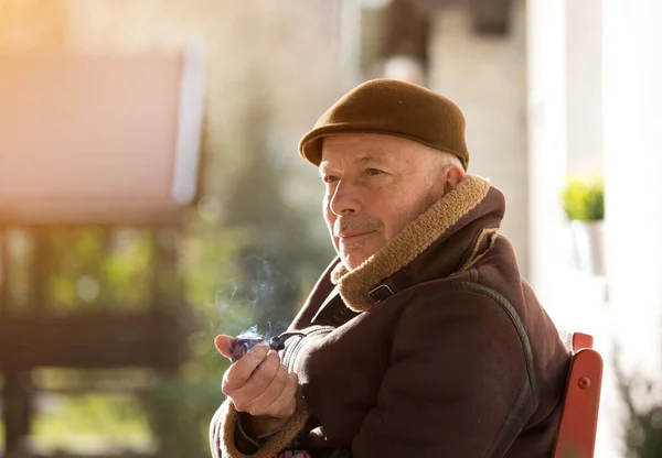 Starší Muž Sedí Zahradě Zimě Kouření Potrubí — Stock fotografie