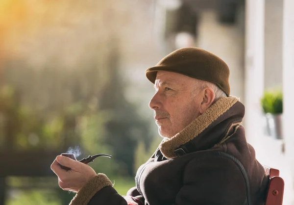 Porträtt Mogen Man Sitter Trädgården Vintern Och Rökning Pipa — Stockfoto