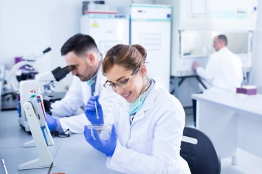 Deneyimli biyologlardan oluşan bir ekip laboratuvarda örnekler üzerinde çalışıyor.