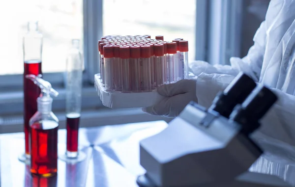 Primer Plano Mano Del Biólogo Sosteniendo Tubos Ensayo Laboratorio —  Fotos de Stock