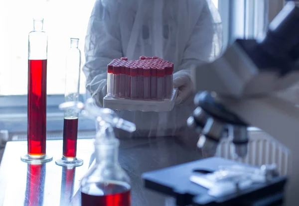 Close Mão Biólogo Segurando Tubos Ensaio Laboratório — Fotografia de Stock