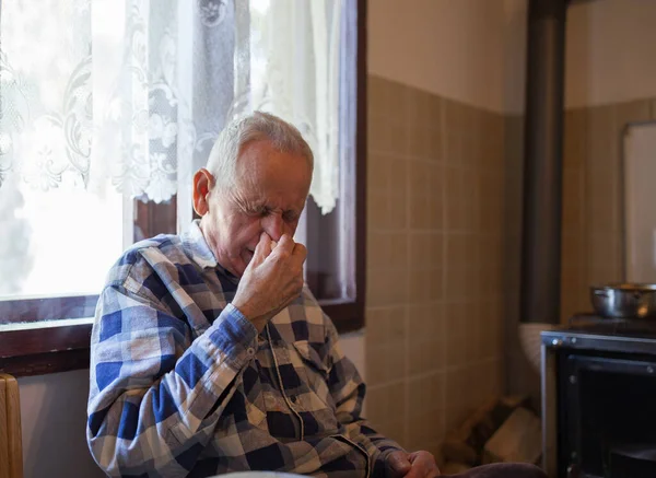 Γέρος Κρατάει Ιστό Ενώ Φτερνίζεται Στο Σπίτι Ιός Και Grippe — Φωτογραφία Αρχείου