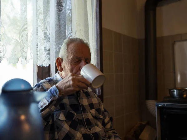 Senior Man Drinking Tea Home Vintage Interior Kitchen — Stock Photo, Image