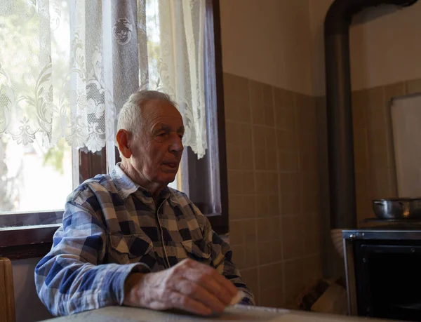 Portret Van Senior Man Zittend Aan Tafel Naast Raam Vintage — Stockfoto