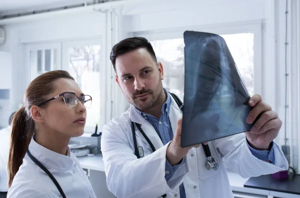 Dois Médicos Masculino Feminino Olhando Para Raio Laboratório — Fotografia de Stock