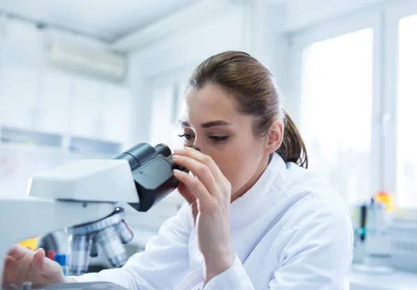 Biólogo Muito Jovem Olhando Através Microscópio Amostras Médicas Laboratório — Fotografia de Stock