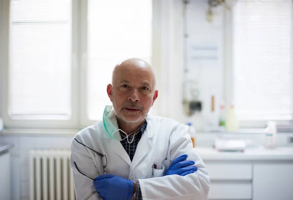 Retrato Biólogo Sênior Vestuário Trabalho Proteção Com Braços Cruzados Laboratório — Fotografia de Stock