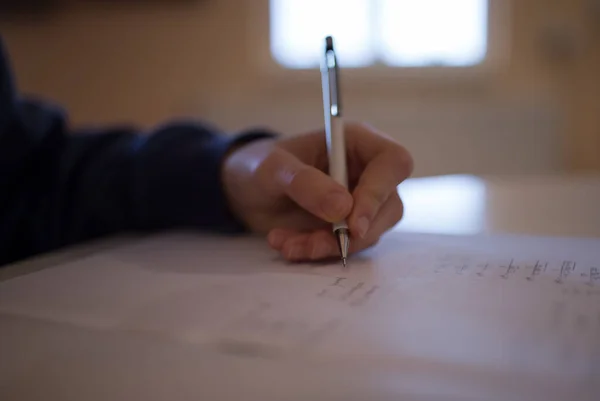 Nahaufnahme Der Hand Eines Jungen Mädchens Mit Stift Und Notizen — Stockfoto