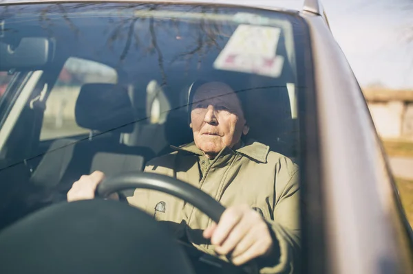 Homem Sênior Seu Carro Condução Final Dos Anos Setenta — Fotografia de Stock