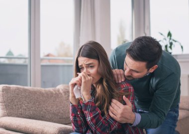 Adam evde üzgün bir kızı kucaklayarak ve varlığıyla teselli ediyor.