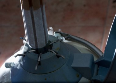 Yapay döllenme için kullanılan boğa spermleri için sıvı nitrojen deposunu kapatın. Donmuş sığır spermi kabı