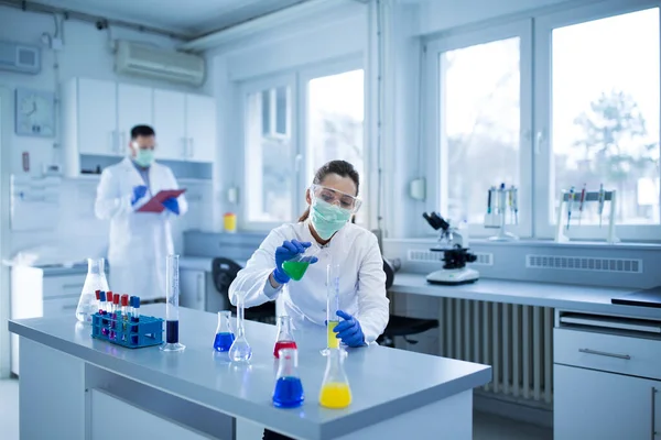 研究室での化学研究に取り組む生物学者 — ストック写真