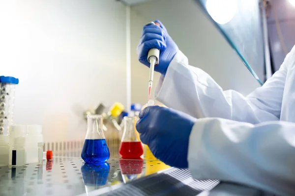 Biólogo Trabajando Caja Luz Ultravioleta Laboratorio Con Productos Químicos — Foto de Stock