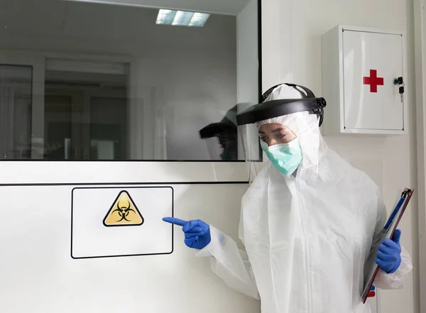 Mulher Traje Protetor Máscara Segurança Mostrando Sinal Risco Biológico Laboratório — Fotografia de Stock