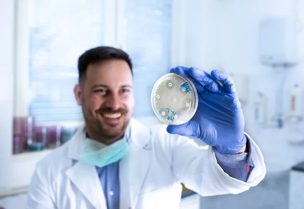 Close Mão Biólogo Segurando Placa Petri Com Bactérias Laboratório — Fotografia de Stock