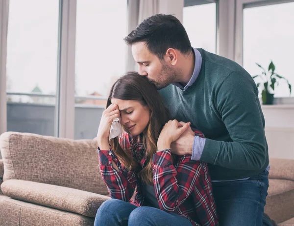 Homem Consolando Menina Triste Casa Com Abraço Beijo Sua Presença — Fotografia de Stock