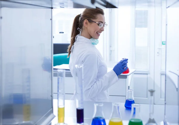 Biólogo Satisfecho Trabajando Con Productos Químicos Botellas Dispara Desde Interior — Foto de Stock