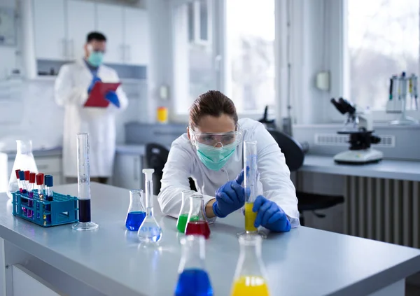 Biologi Che Lavorano Alla Ricerca Chimica Laboratorio — Foto Stock