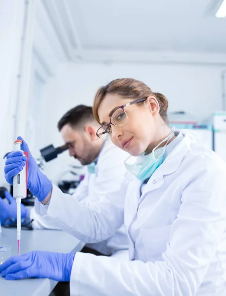 Dos Biólogos Hombre Mujer Investigando Muestras Laboratorio — Foto de Stock