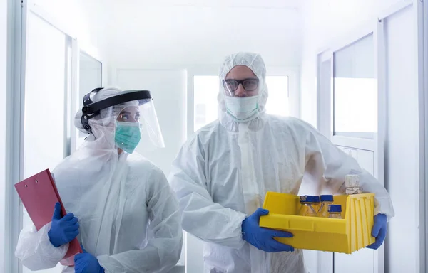 Dois Biólogos Fatos Protetores Que Transportam Amostras Corredor Laboratório Conceito — Fotografia de Stock