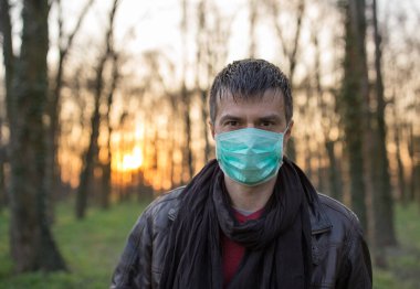 Dışarıda güvenlik maskesi takan olgun bir adam. Sağlık ve virüs koruma kavramı