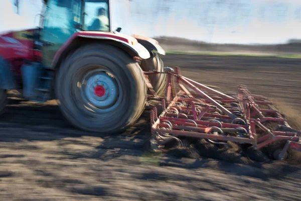 Panning Teknik Traktor Harrowing Jord Fält Början Våren Tid — Stockfoto