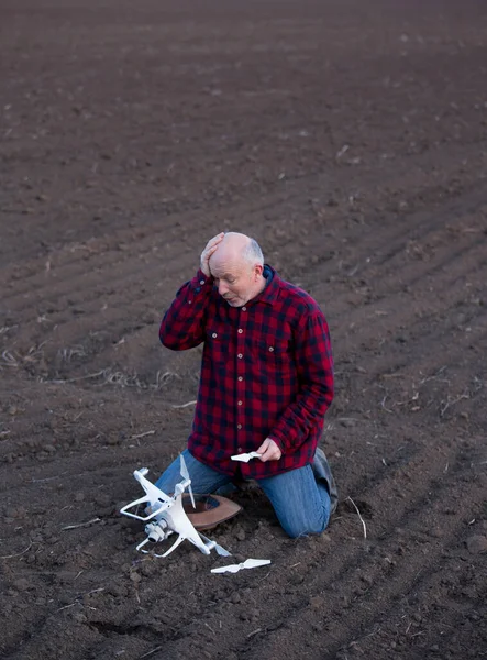 Maturo Agricoltore Squatting Ginocchia Accanto Rotto Drone Dopo Caduta Campo — Foto Stock