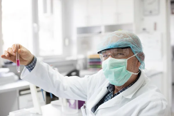 Médico Segurando Tubo Ensaio Com Produtos Químicos Laboratório Saúde Conceito — Fotografia de Stock