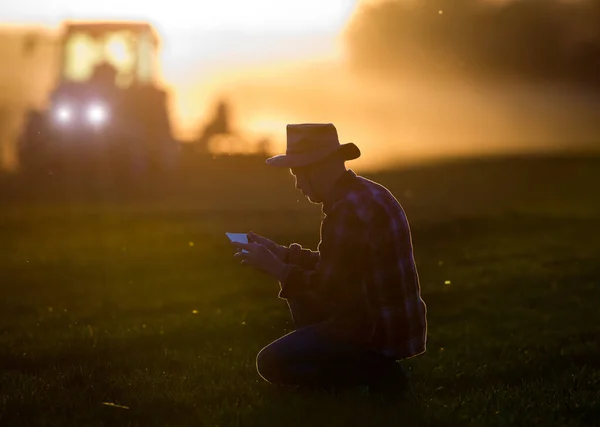 Contadino Con Tavoletta Accovacciata Campo Trattore Tramonto Primavera — Foto Stock